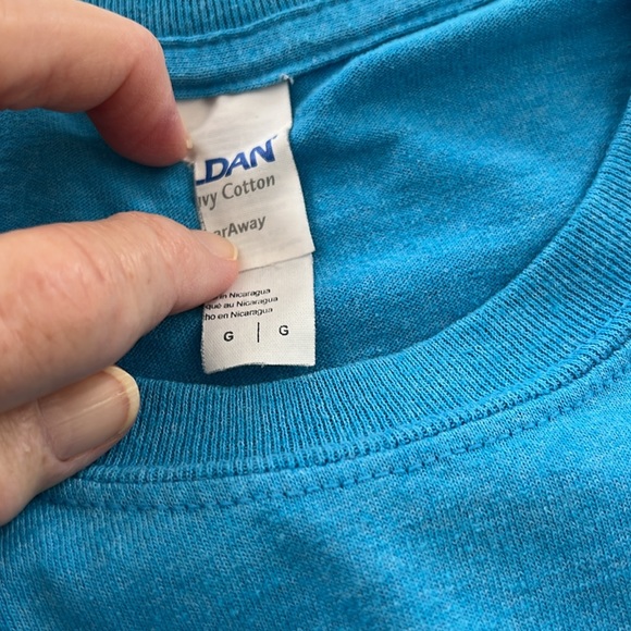 $4 (bundle only $10 minimum) Just your basic beach tee - Picture 4 of 7